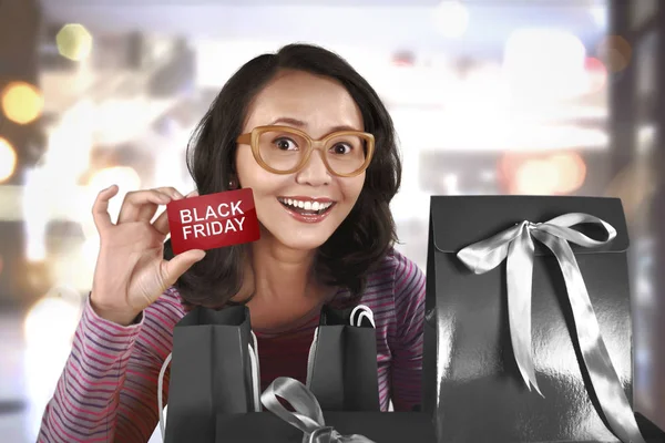 Счастливая азиатка держит карту с Черной пятницей — стоковое фото