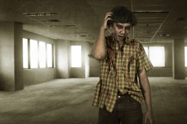 Yaralı yüz ayakta olan korkunç Asya zombi adam