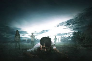 Kızgın yüz yürümek çevrede ile ürpertici Asya zombi kalabalık