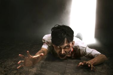 Korkunç Asya zombi adam kan tarama ile