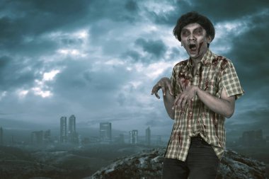 Açık ağız ayakta olan korkunç Asya zombi adam