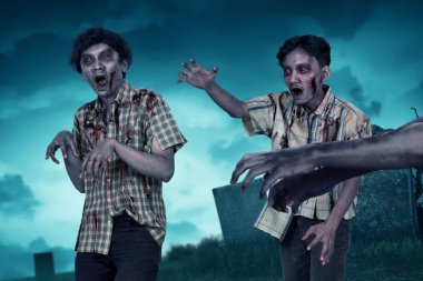 Kalabalık agresif Asya zombi pençe el ile