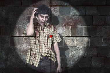 Kanlı Asya zombi adamı vurmak için amaçlayan silah 