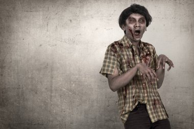 Korkunç ve kanlı Asya zombi adam ayakta bir elbise