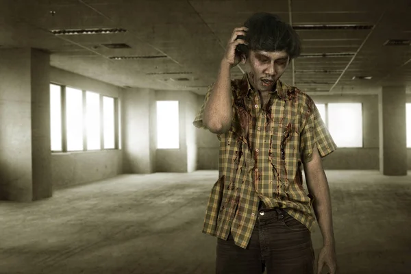 Yaralı yüz ayakta olan korkunç Asya zombi adam