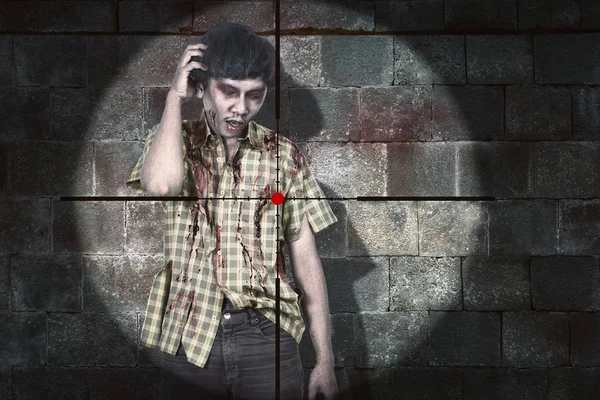 Kanlı Asya zombi adamı vurmak için amaçlayan silah 