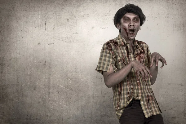 Korkunç ve kanlı Asya zombi adam ayakta bir elbise