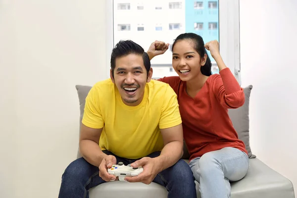 Ευτυχισμένο ζευγάρι Ασίας παίζοντας βιντεοπαιχνίδια και τη διασκέδαση — Φωτογραφία Αρχείου