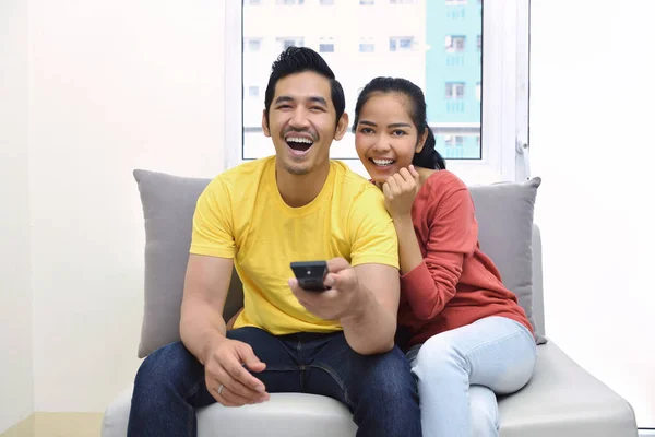 Asian pár élvezi tévénézés együtt portréja — Stock Fotó