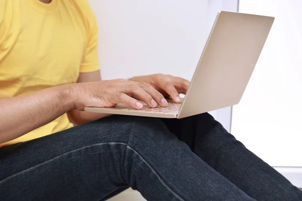 Homem digitando no laptop — Fotografia de Stock