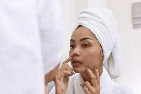 Jeune femme asiatique avec serviettes de bain nettoie son visage — Photo