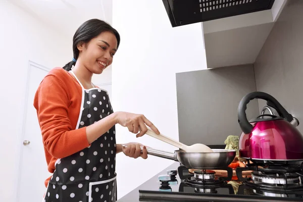 Sonriendo mujer asiática usando sartén y cocina —  Fotos de Stock