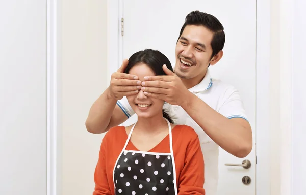 मुस्कुराते हुए युवा एशियाई जोड़े एक साथ मज़ा कर रहे हैं — स्टॉक फ़ोटो, इमेज