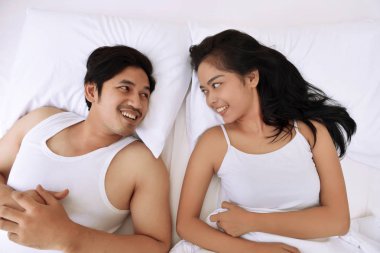 Asya çift birbirine bakarak