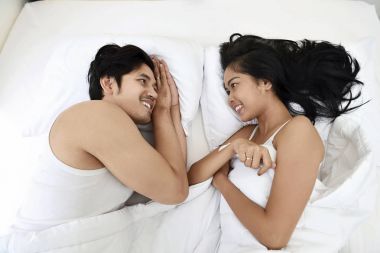 Asya çift birbirine bakarak