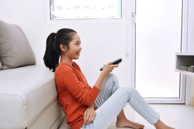 Asyalı kadın televizyon