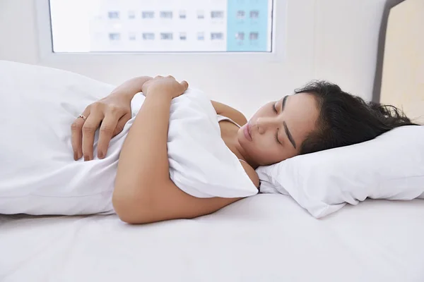 Azjatyckie kobiety spanie komfortowo — Zdjęcie stockowe