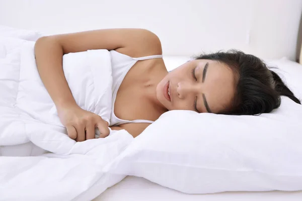Azjatyckie kobiety spanie komfortowo — Zdjęcie stockowe