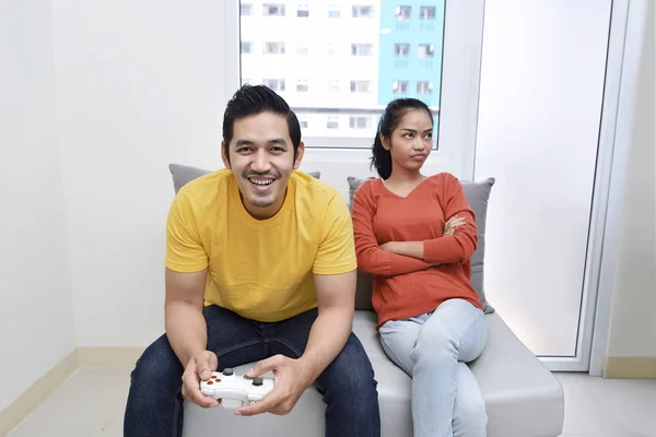 Asiático pareja jugando video juegos —  Fotos de Stock