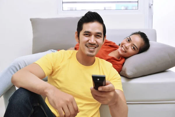 Asijský pár, sledování televize — Stock fotografie