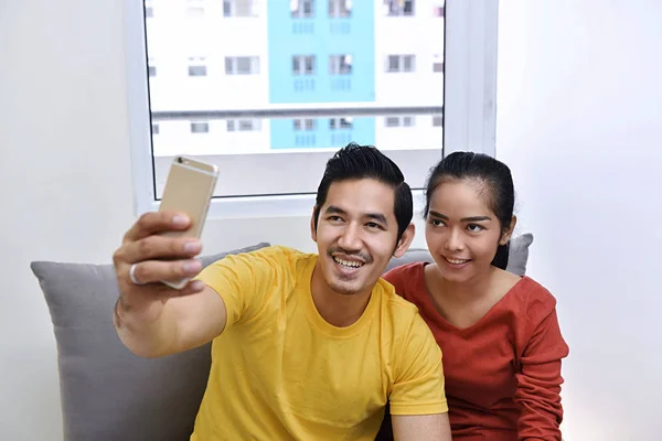 Asian pár figyelembe selfie — Stock Fotó