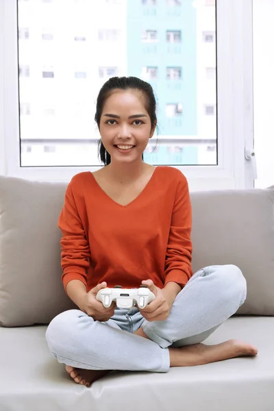 Asiatisk kvinna spelar TV-spel — Stockfoto