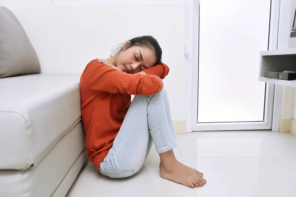 Cansado asiático mujer cayendo dormido —  Fotos de Stock