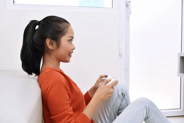 Mujer asiática jugando videojuegos —  Fotos de Stock
