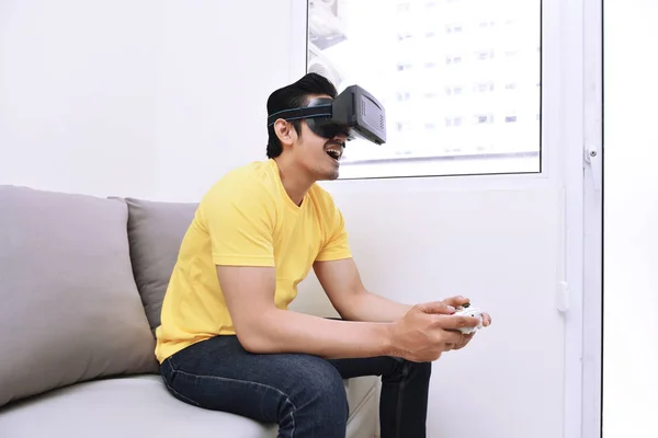 Asian man wearing virtual reality — Stock Photo, Image