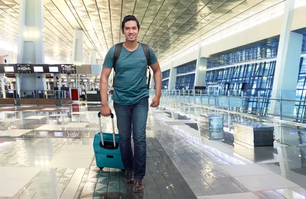 Viajero asiático caminando con maleta — Foto de Stock