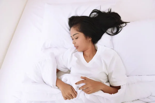 Asiática mujer durmiendo cómodamente —  Fotos de Stock
