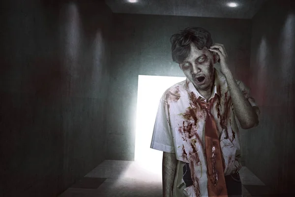 Kan ve yaralı yüz ile korkunç Asya zombi — Stok fotoğraf