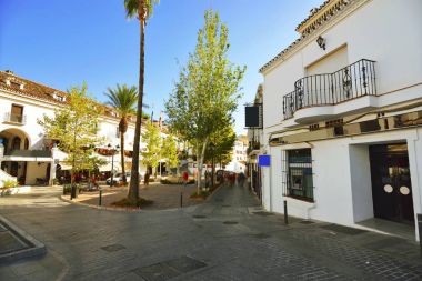 Sokakta insanlar aktivitesiyle küçük park