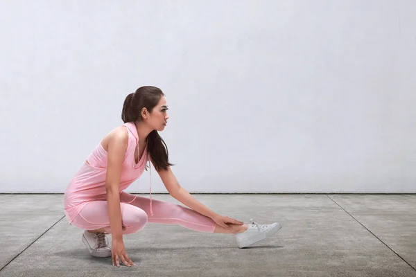 Vrouw doet stretching voordat u — Stockfoto