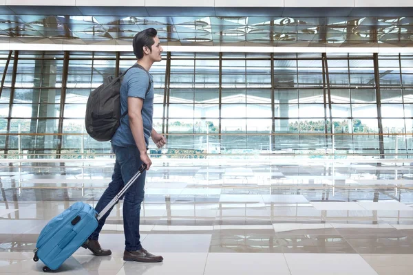 Young asian man  in airport — Stock Photo, Image