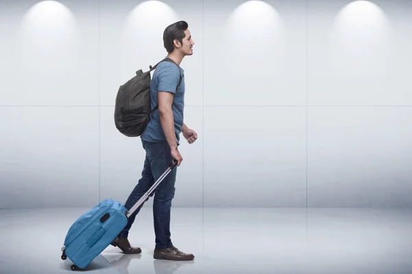 Feliz asiático viajante homem com uma mala andando — Fotografia de Stock