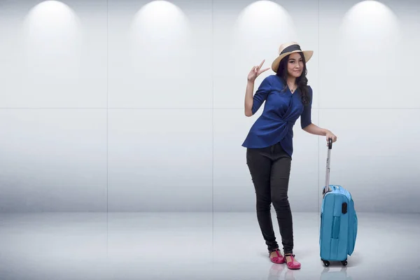 Ázsiai nő egy bőröndöt állandó kalap — Stock Fotó