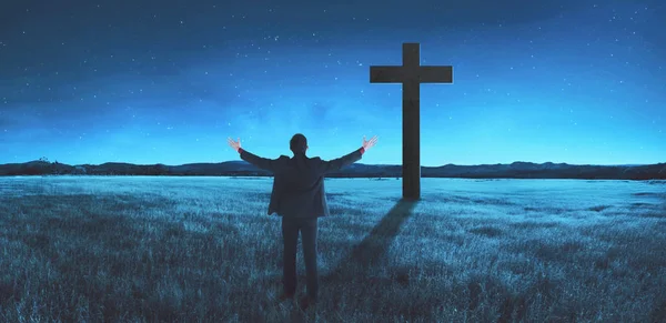 Man standing in the middle of the meadow, praying — Stock Photo, Image
