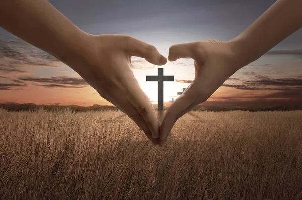 Manos haciendo la señal del corazón con la cruz dentro —  Fotos de Stock