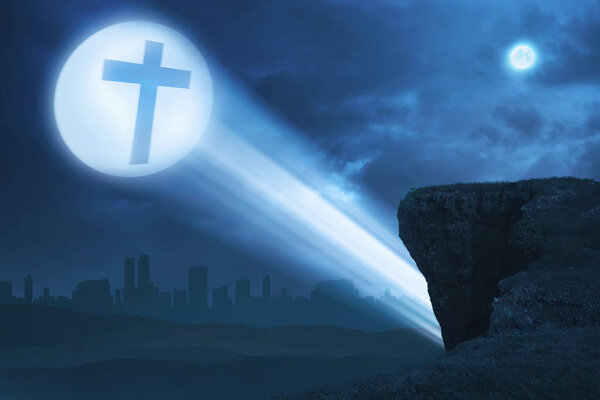 Вид ярко-голубого креста от огней
