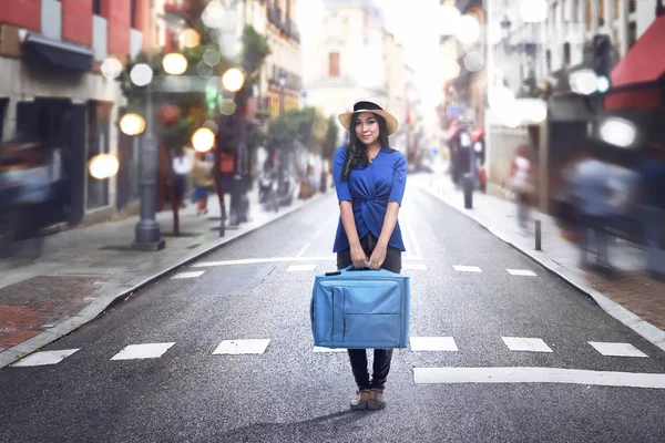 アジアの女性の身に着けている帽子と持株スーツケース — ストック写真