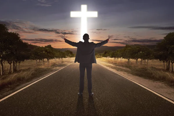 Portrét člověka zvyšovat ruku při modlitbě k Bohu s světlé cr — Stock fotografie