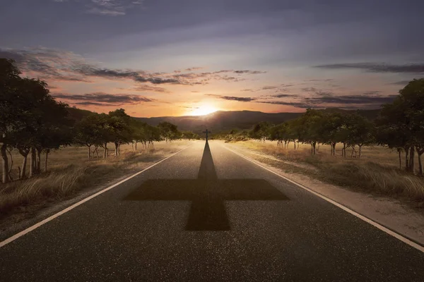Cruze no final da estrada com sua sombra — Fotografia de Stock