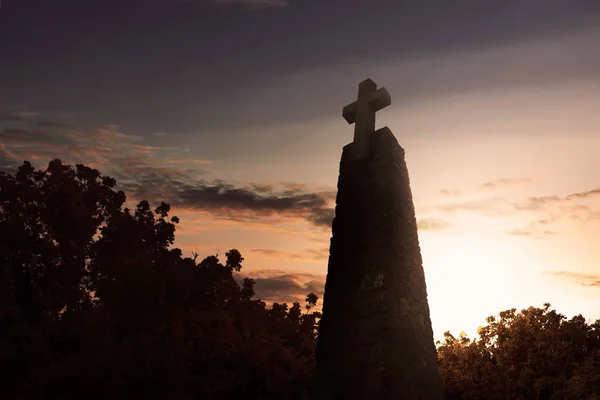 Denkmal mit großem Kreuz — Stockfoto