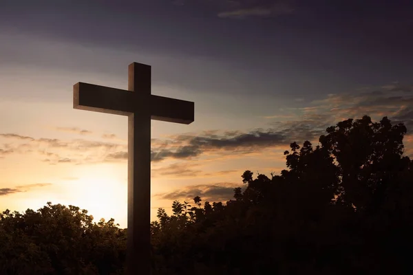 El símbolo de la cruz del cristiano al aire libre —  Fotos de Stock