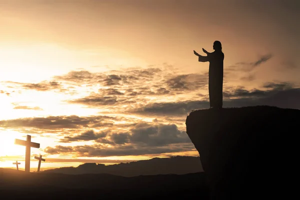 Silueta del hombre mirando a la cruz y rezando — Foto de Stock