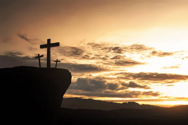 Cruz cristiana en la colina — Foto de Stock