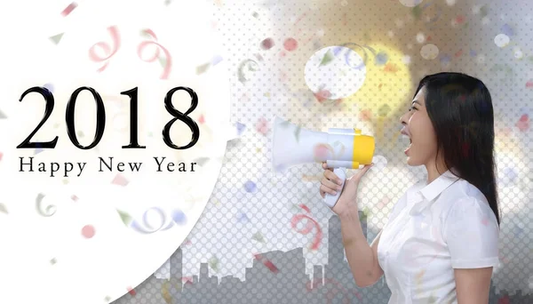 Mujer gritar 2018 feliz año nuevo — Foto de Stock