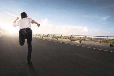 Asya işadamı çalıştıran arkadan görünüm 