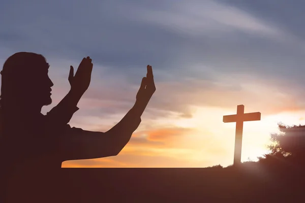 Homme levant la main tout en priant Jésus — Photo